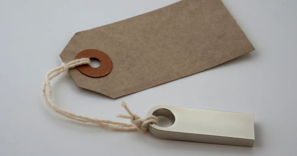 Gros plan sur une étiquette de composition textile cousue dans un vêtement