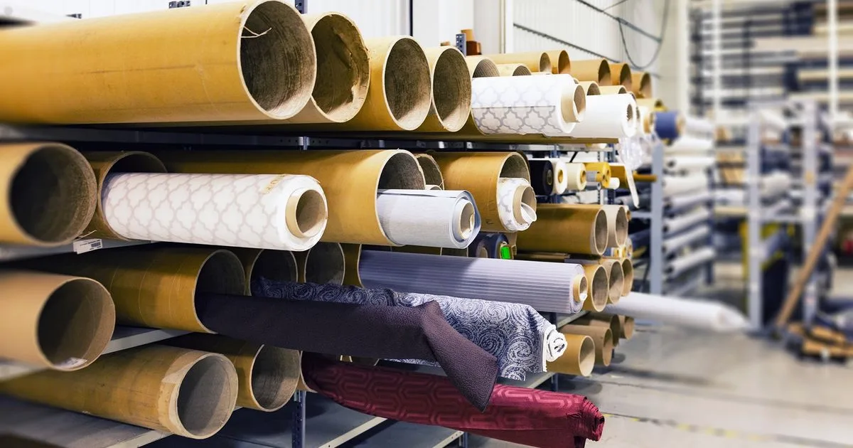 Atelier de confection européen avec machines à coudre et rouleaux de tissu